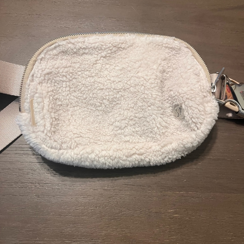 Lulú Lemon Cream Plush Fleece Everywhere Belt Bag